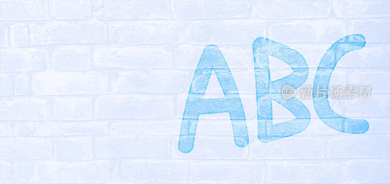 水平全景饱经风霜的天空蓝色砖图案墙纹理垃圾向量背景与字母A B和C画在上面